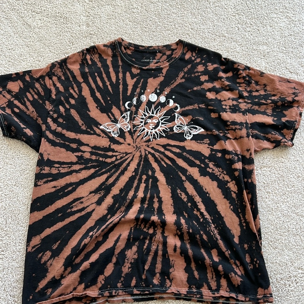 Oversized tie dyed shirt
Black and brown